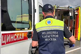 ДТП в Хамовниках: легковушка столкнулась с грузовиком бригады рабочих, медики оказали помощь пострадавшим